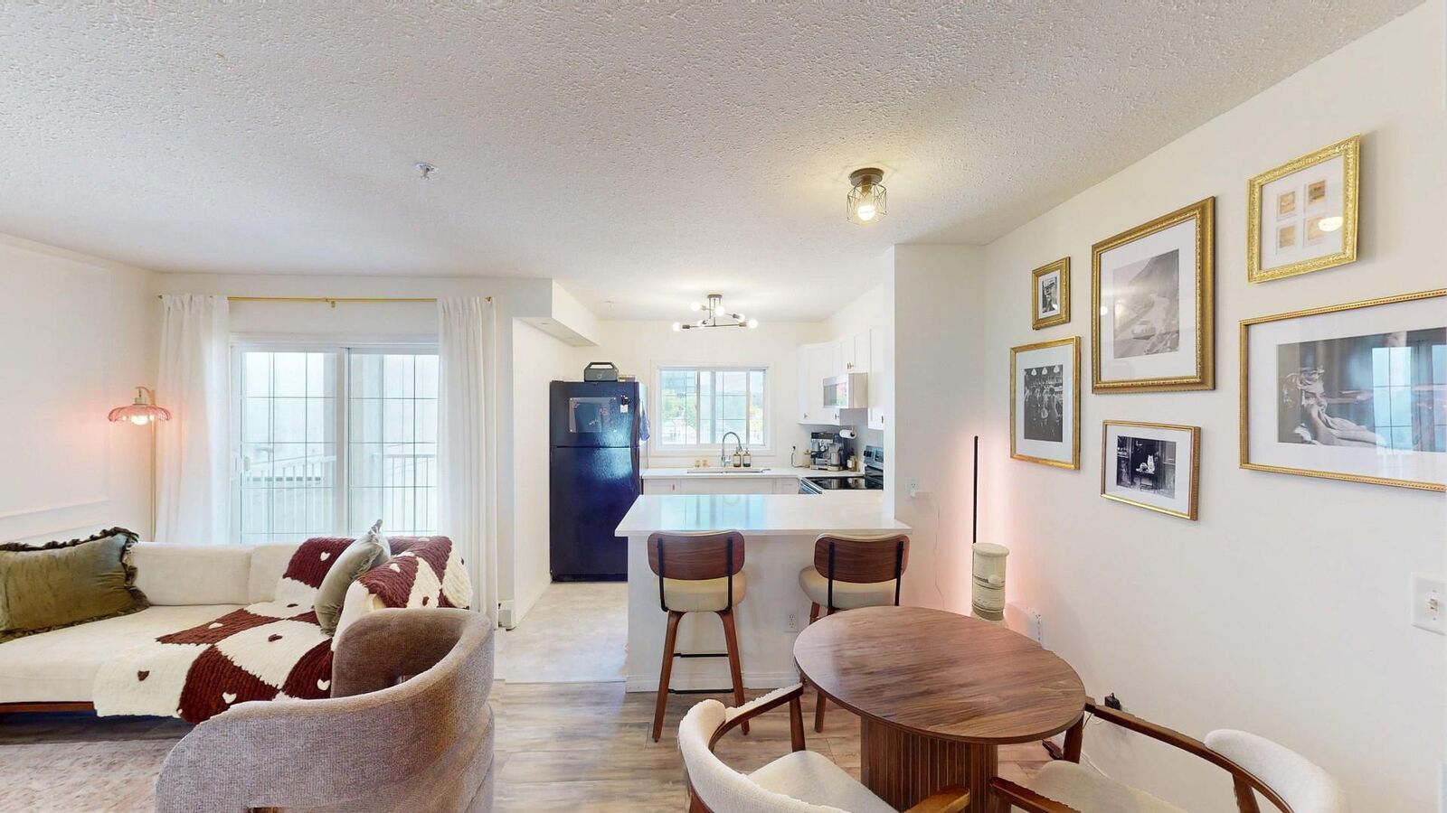Calgary 2 bedrooms Condo Unit for rent. Property photo: 752785-1