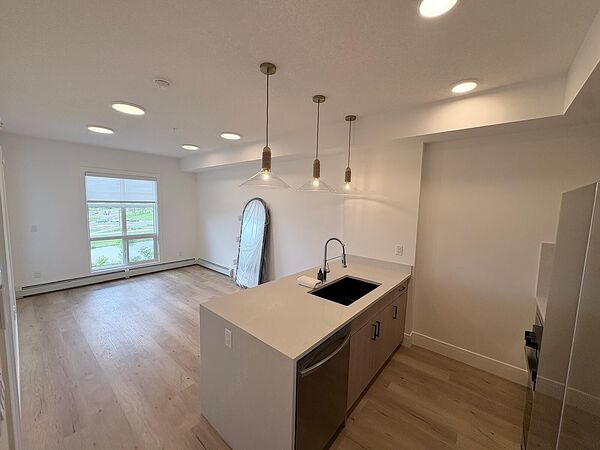 Calgary 1 + Den bedrooms Condo Unit for rent. Property photo: 752789-2