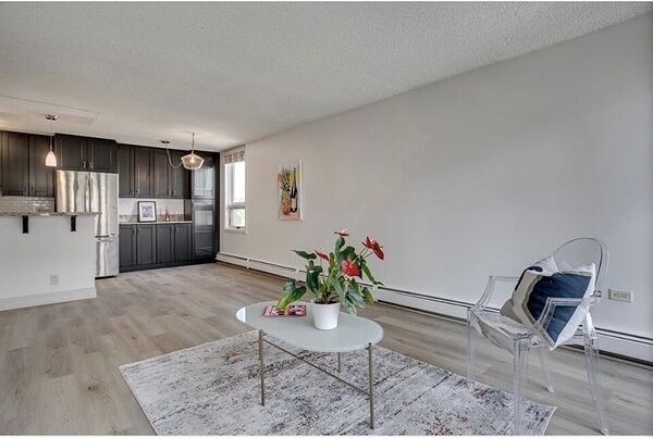 Calgary 2 bedrooms Condo Unit for rent. Property photo: 752949-2
