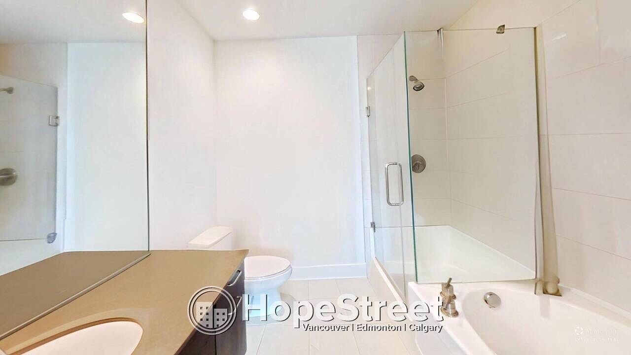 Calgary 2 bedrooms Condo Unit for rent. Property photo: 753208-1