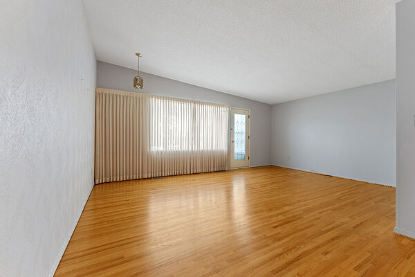 Calgary 4 bedrooms Duplex for rent. Property photo: 753272-2