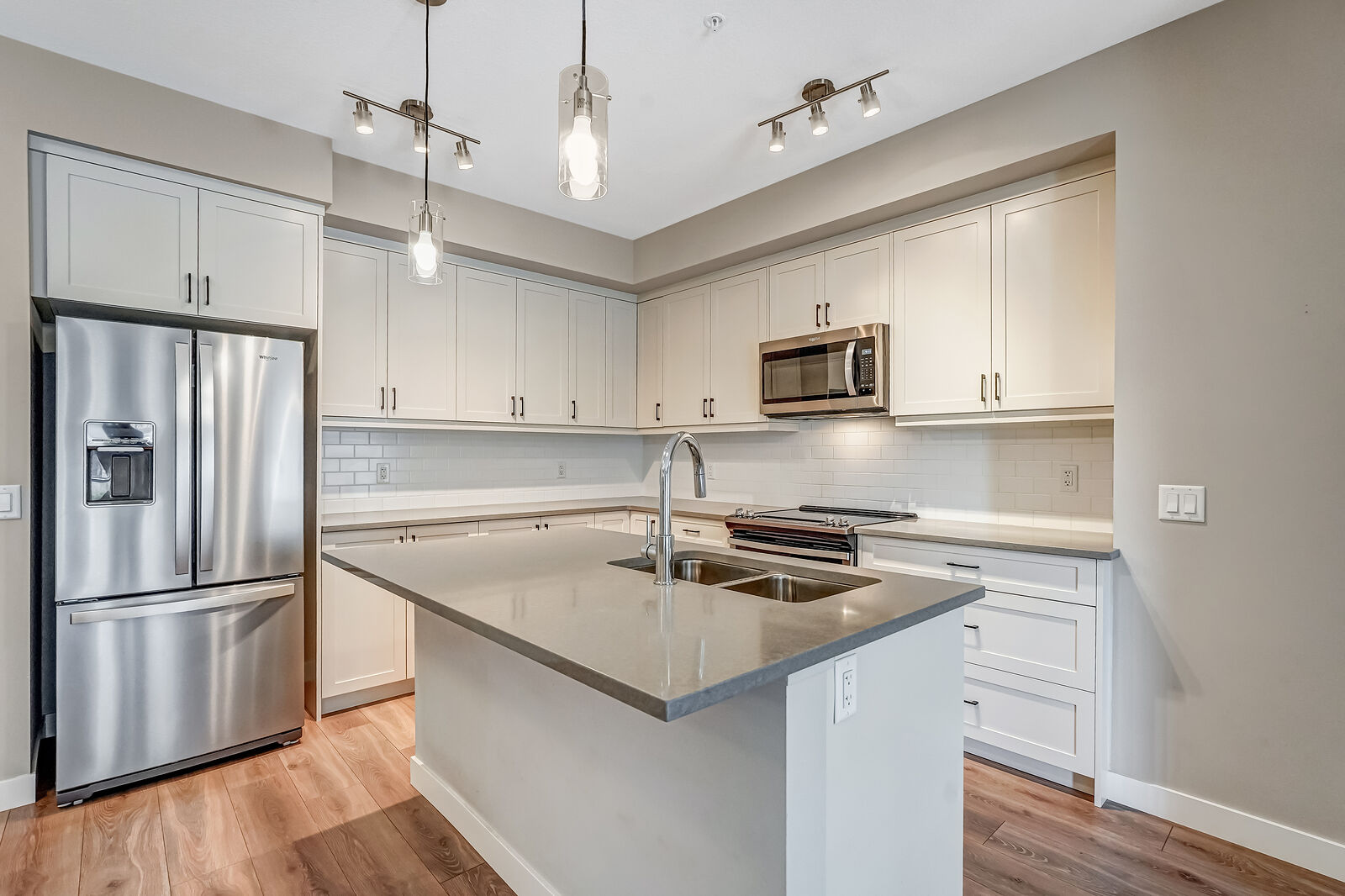 Calgary 2 bedrooms Condo Unit for rent. Property photo: 753345-1