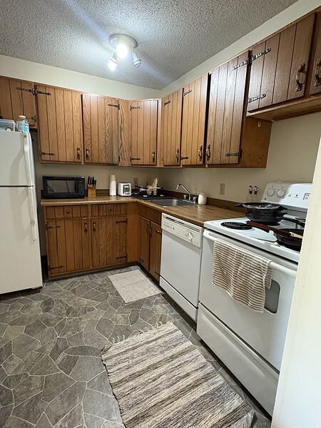 Calgary 2 bedrooms Room For Rent for rent. Property photo: 753485-3