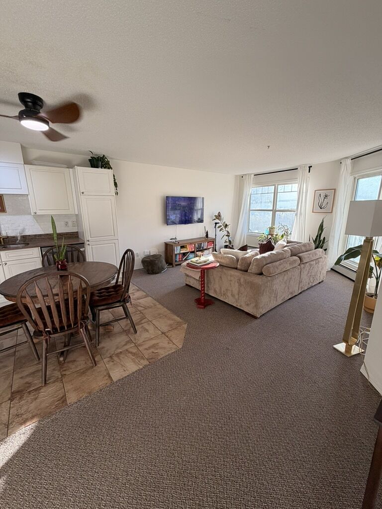 Calgary 1 + Den bedrooms Condo Unit for rent. Property photo: 753769-1