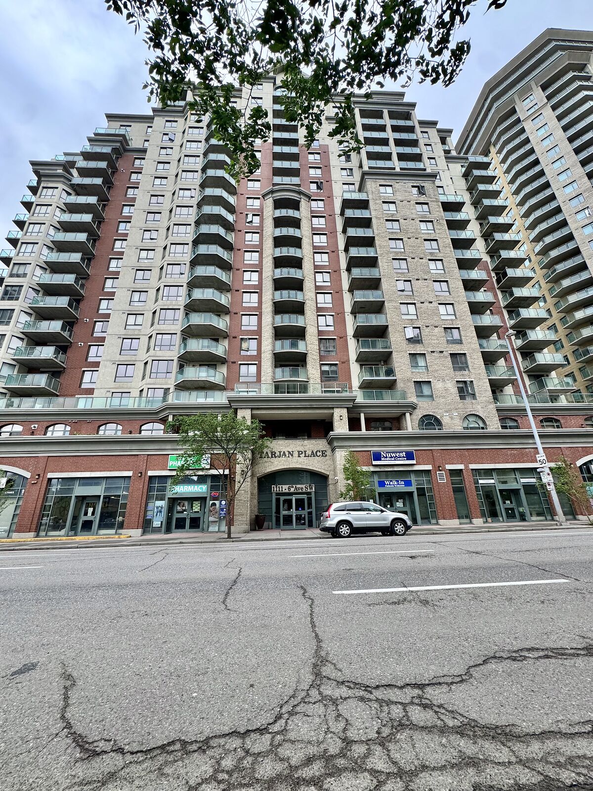 Calgary 1 + Den bedrooms Condo Unit for rent. Property photo: 753896-1