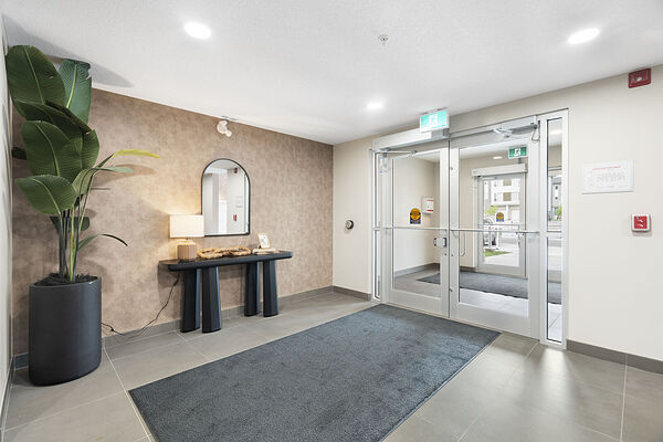 Calgary 2 + Den bedrooms Condo Unit for rent. Property photo: 753969-2