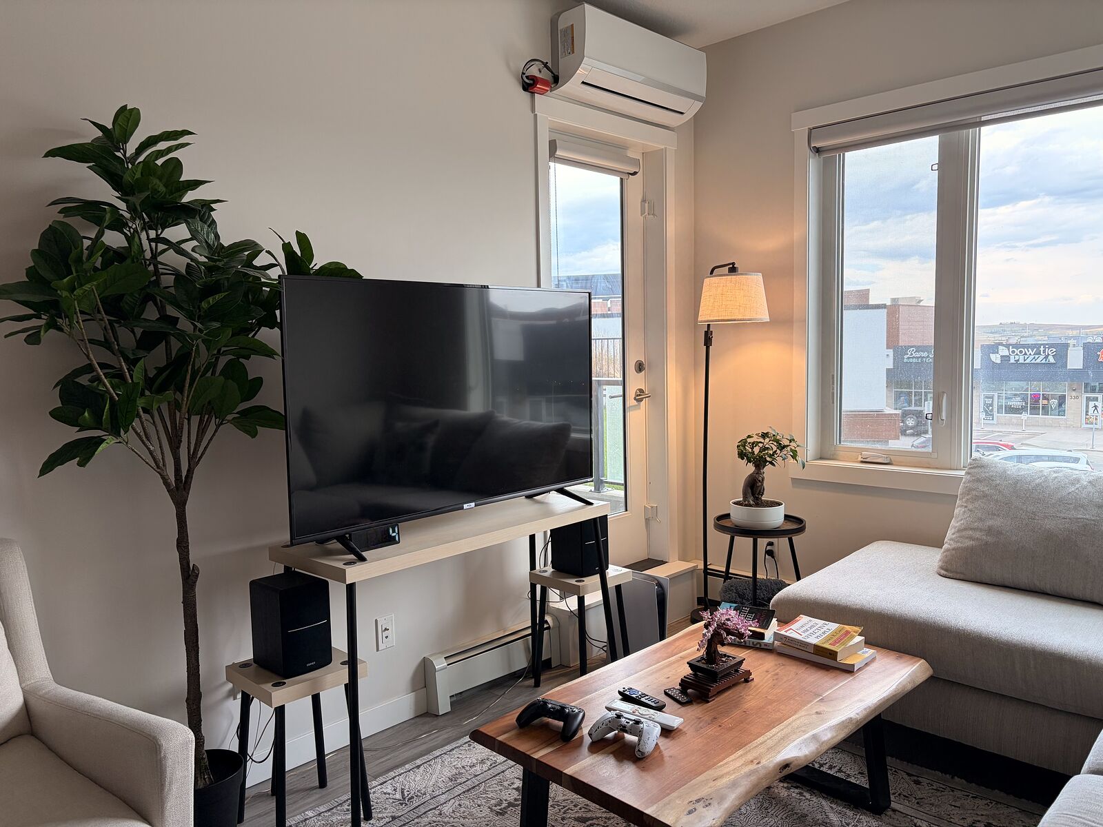 Calgary 2 bedrooms Condo Unit for rent. Property photo: 754033-1