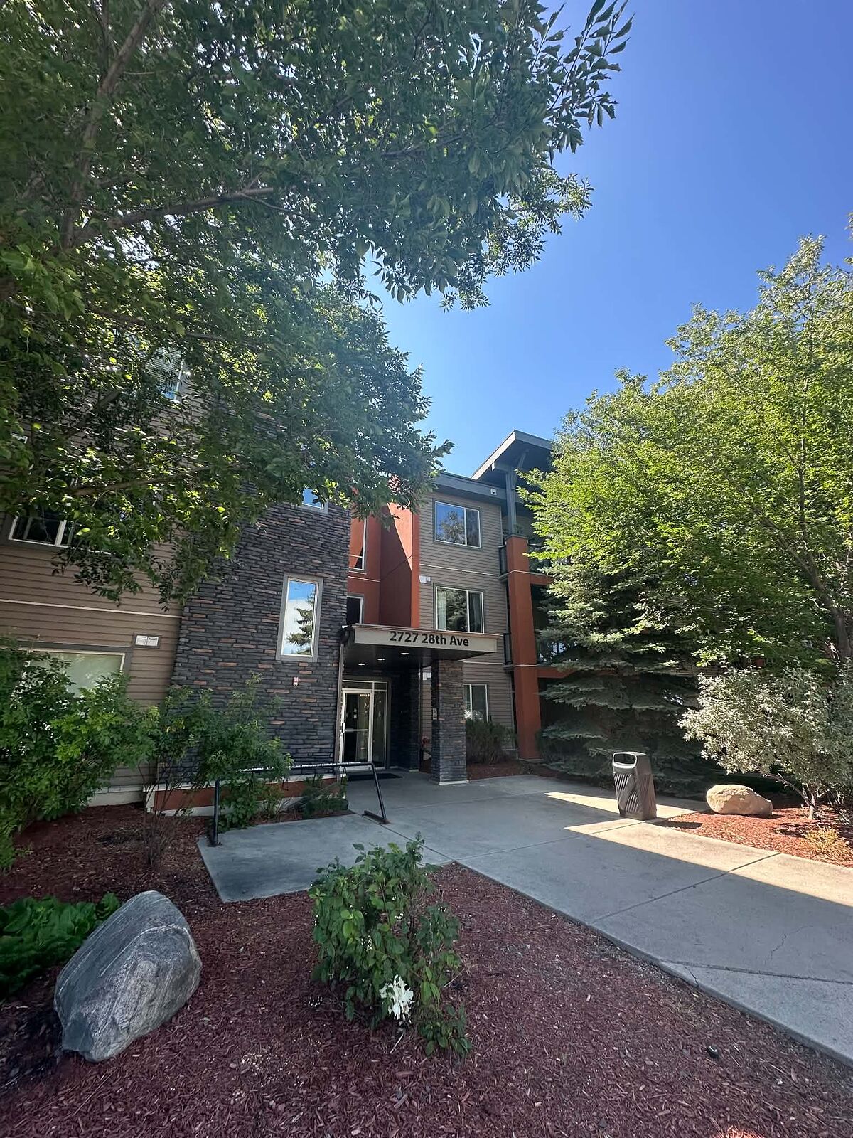 Calgary 1 + Den bedrooms Condo Unit for rent. Property photo: 754041-1