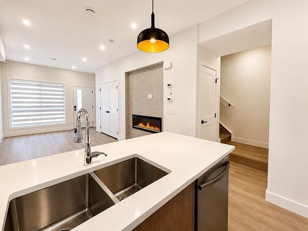 Calgary 3 bedrooms Townhouse for rent. Property photo: 754051-2