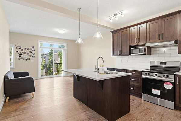 Calgary 3 bedrooms Townhouse for rent. Property photo: 754101-2