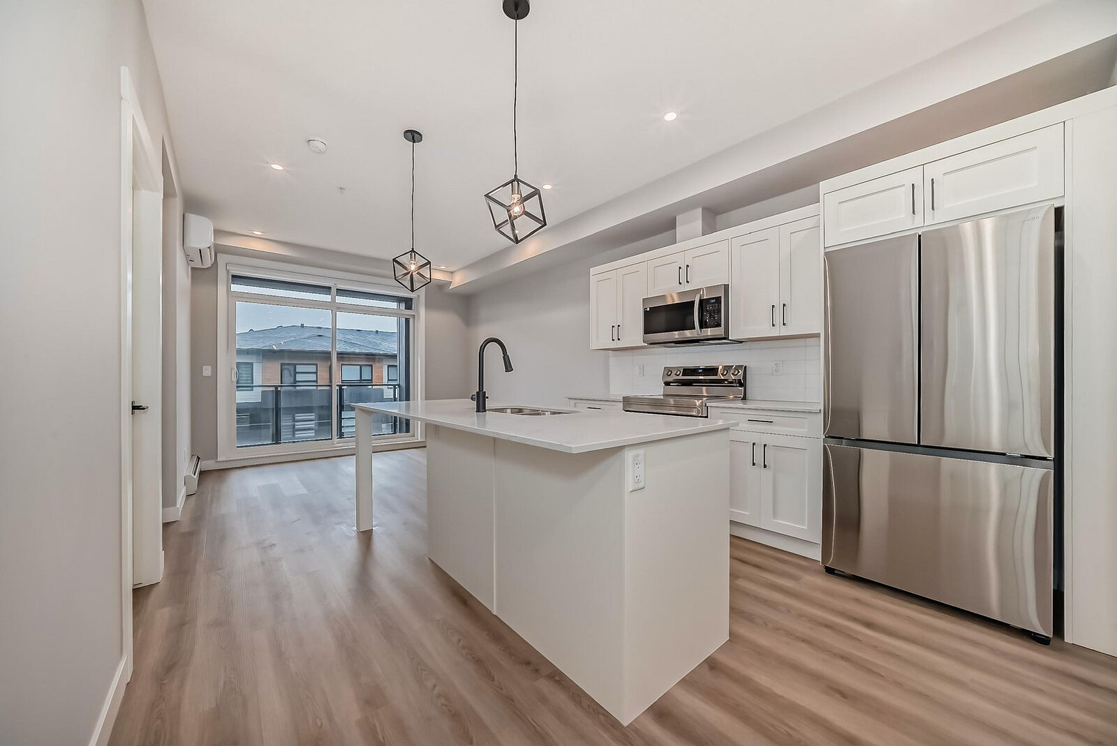 Calgary 2 bedrooms Condo Unit for rent. Property photo: 754440-1