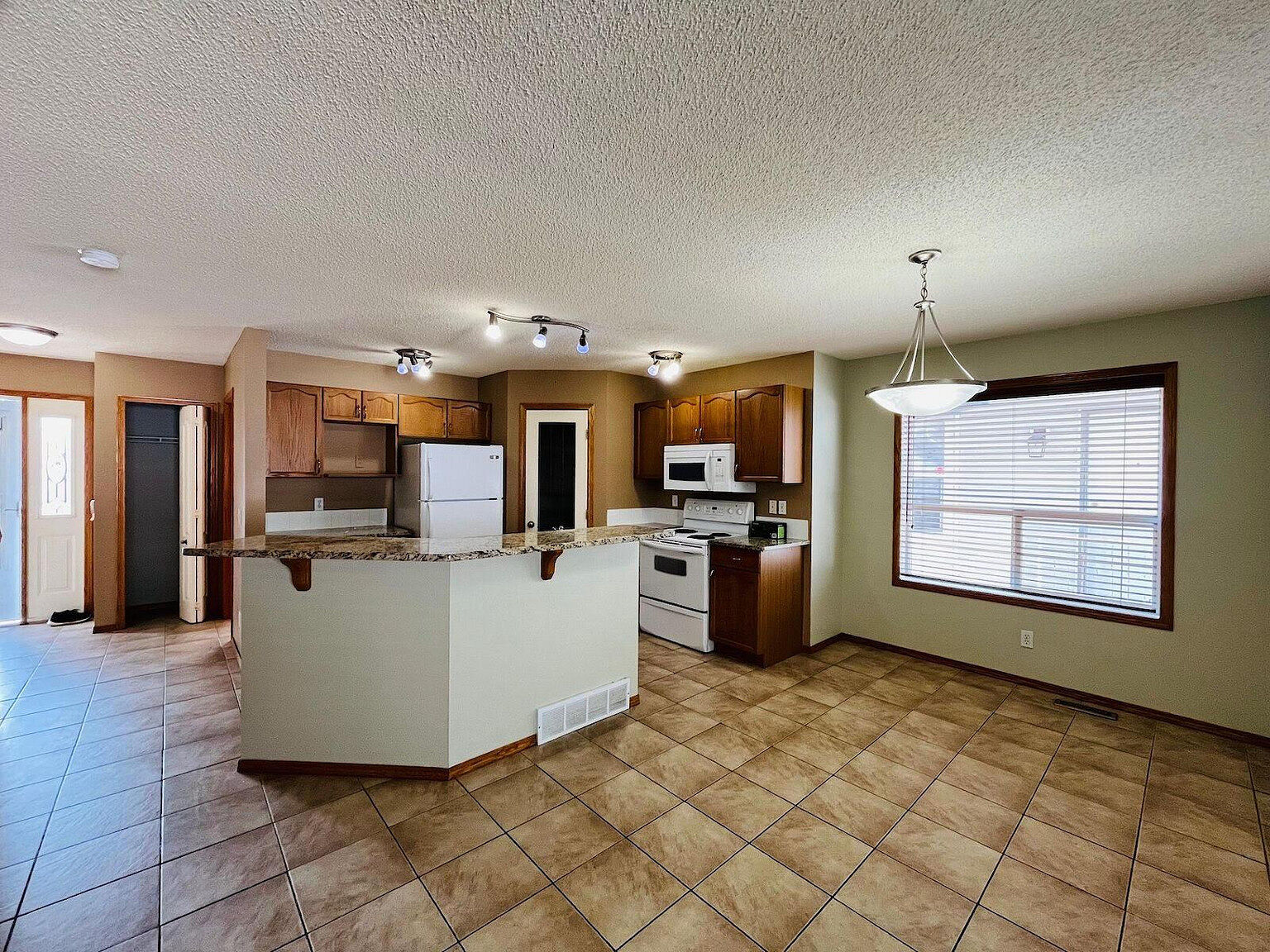 Calgary 3 bedrooms House for rent. Property photo: 754459-1