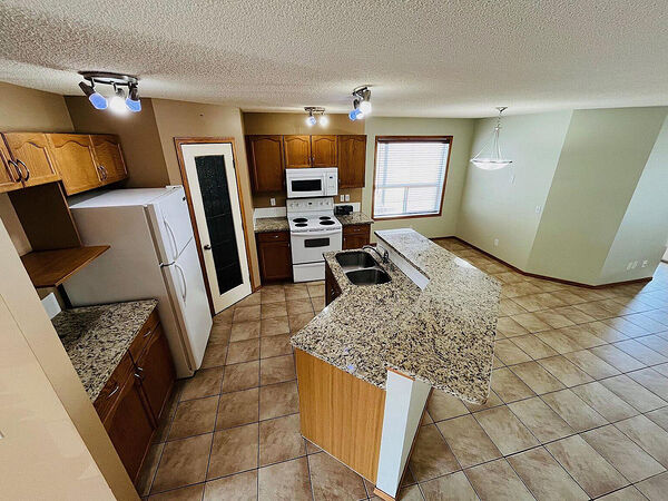 Calgary 3 bedrooms House for rent. Property photo: 754459-2