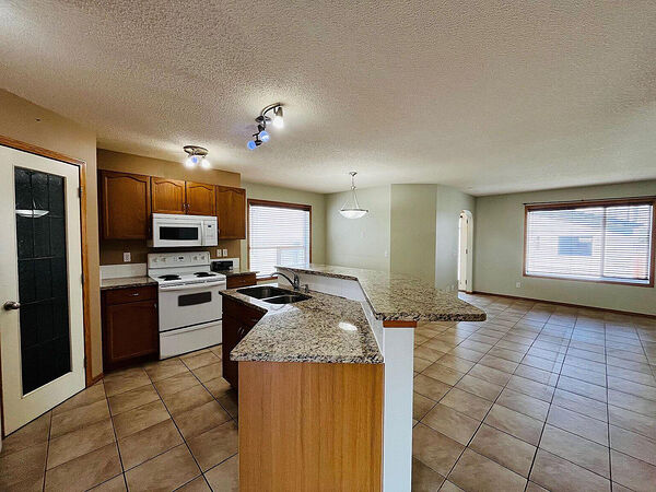 Calgary 3 bedrooms House for rent. Property photo: 754459-3