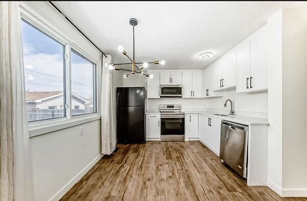 Calgary 3 bedrooms House for rent. Property photo: 754630-2