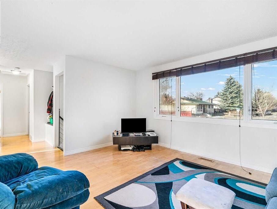 Calgary 2 bedrooms House for rent. Property photo: 754895-1