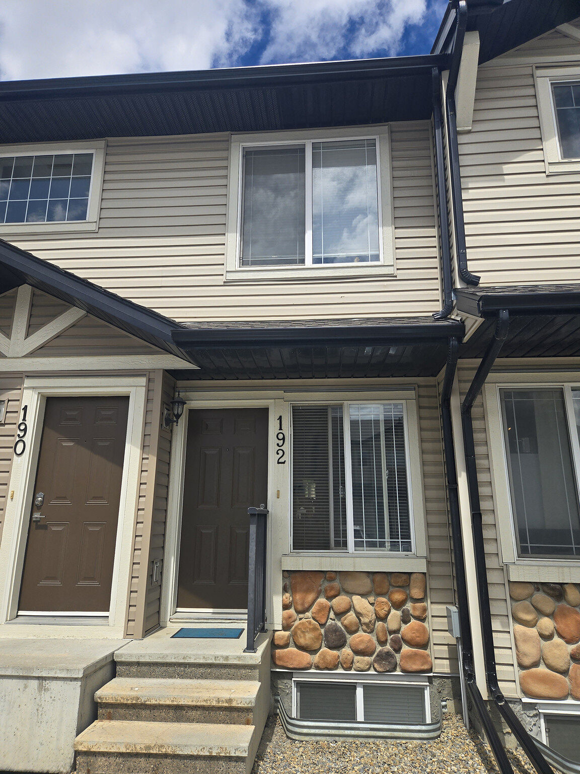 Calgary 2 bedrooms House for rent. Property photo: 755070-1
