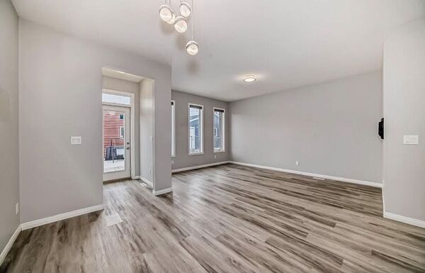 Calgary 3 bedrooms House for rent. Property photo: 755075-2