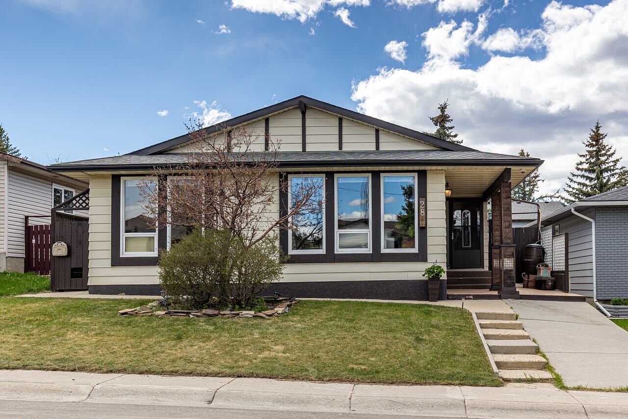 Calgary 4 + Den bedrooms House for rent. Property photo: 755123-1