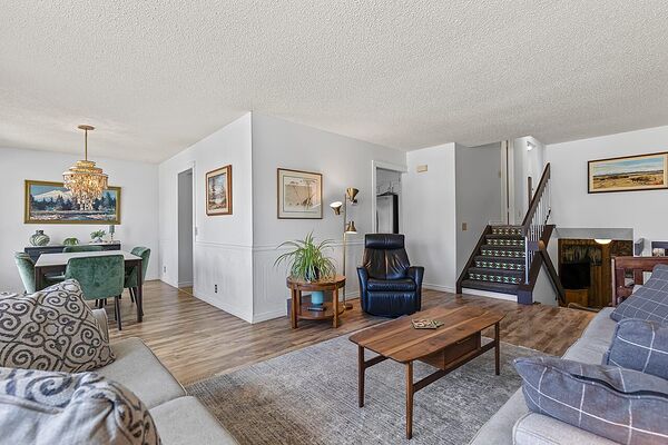 Calgary 4 + Den bedrooms House for rent. Property photo: 755123-3