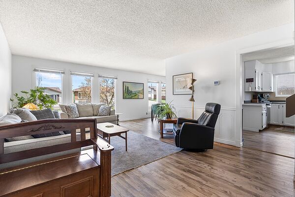Calgary 4 + Den bedrooms House for rent. Property photo: 755123-2