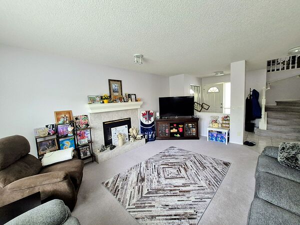 Calgary 3 bedrooms House for rent. Property photo: 755210-3