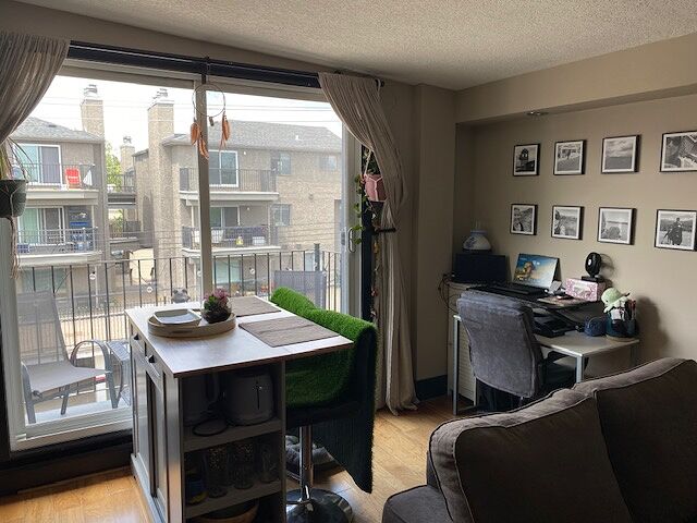 Calgary 1 bedroom Condo Unit for rent. Property photo: 755213-1
