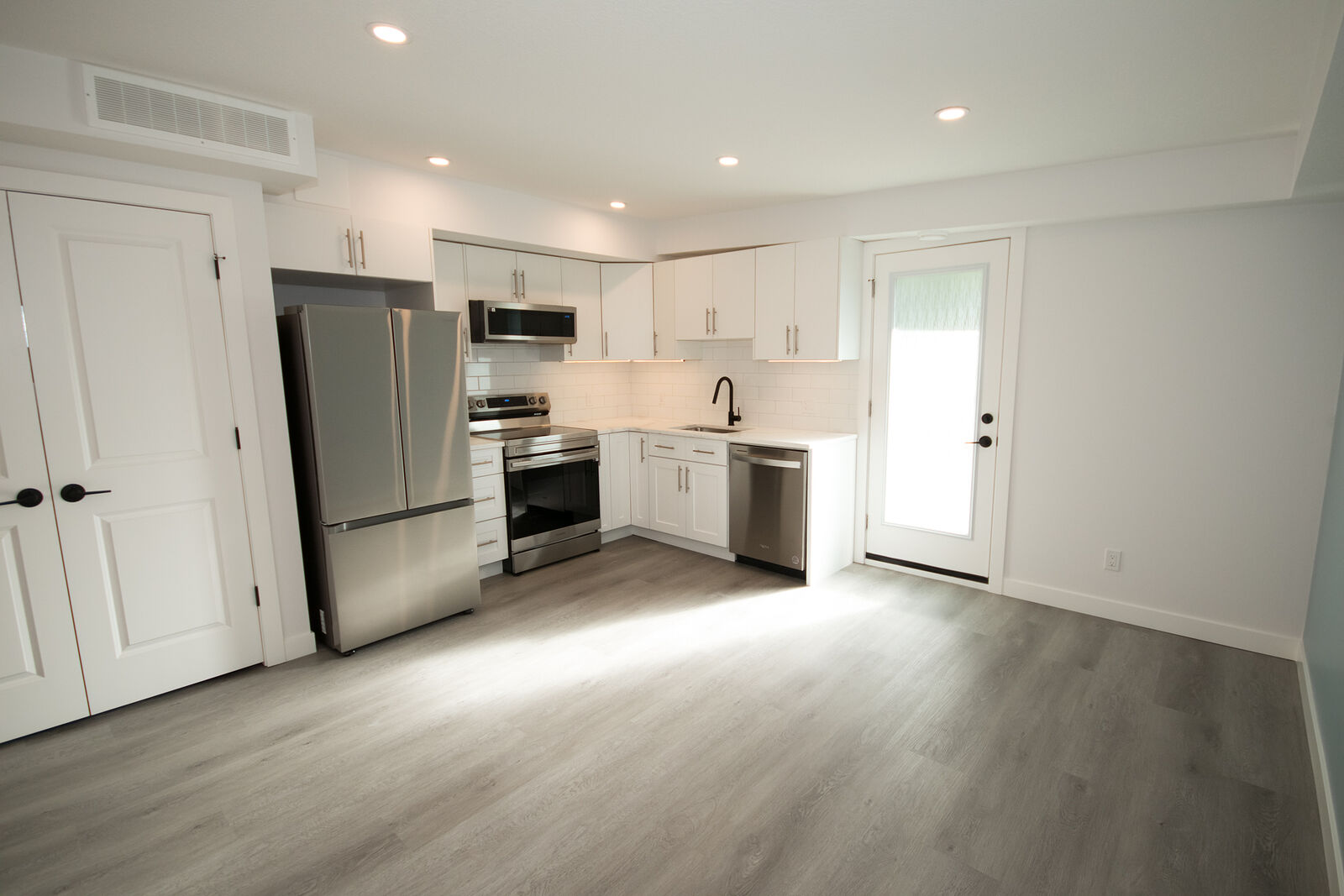 Calgary 2 bedrooms Main Floor for rent. Property photo: 755233-1