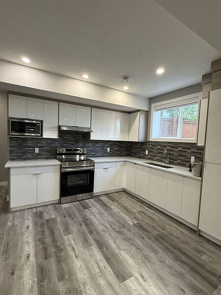2 Bed Walkout Basement Suite, Private Entrance, In Suite Laundry, Sherwood NW