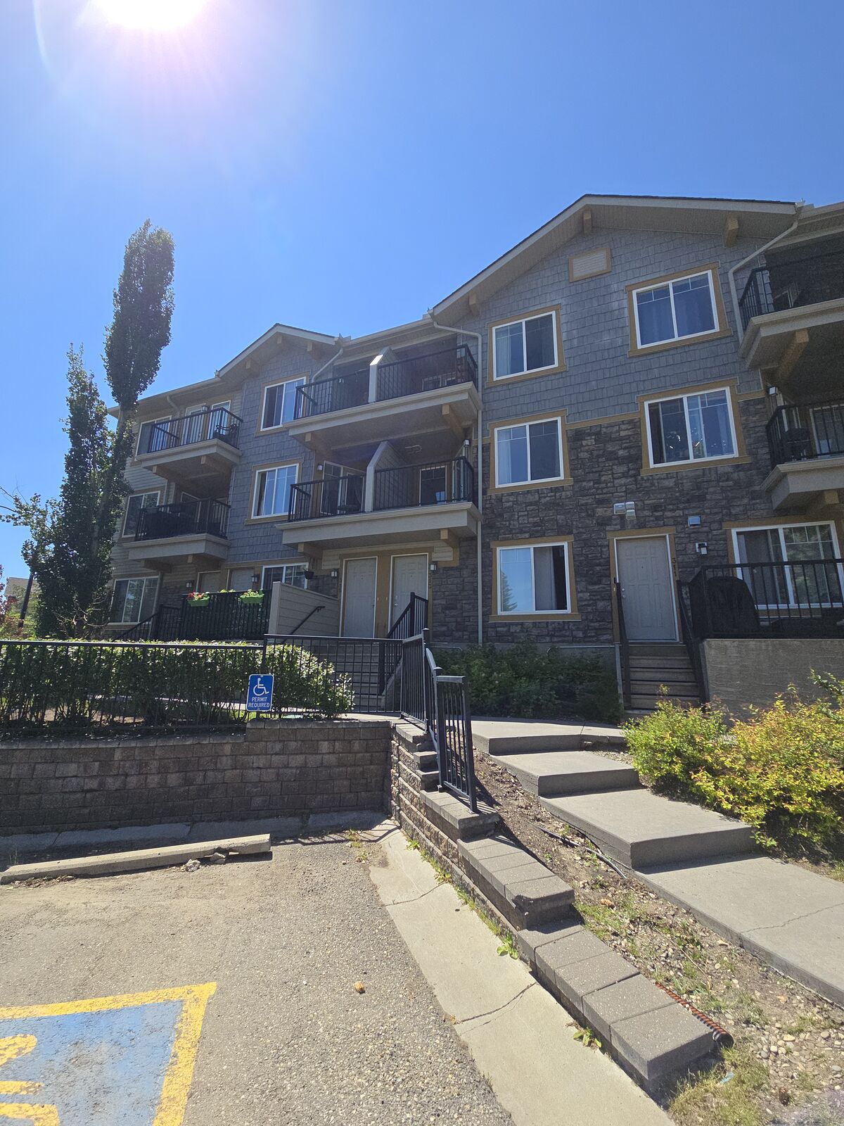 Calgary 2 bedrooms Condo Unit for rent. Property photo: 758067-1