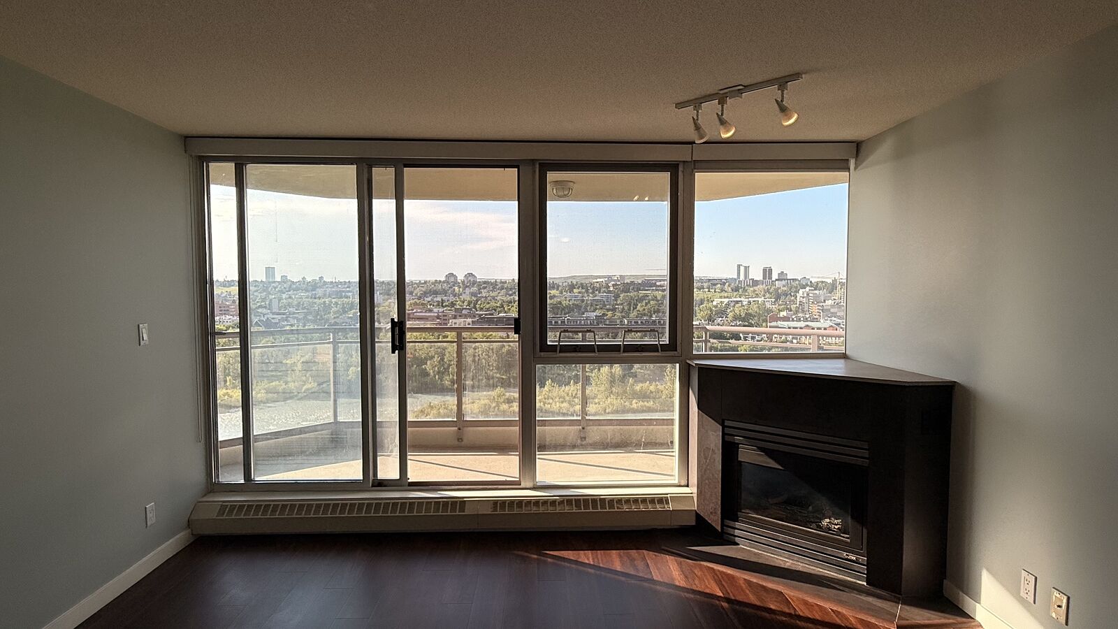 Calgary 2 bedrooms Condo Unit for rent. Property photo: 758098-1