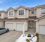 Well Maintained Townhome in Hamptons