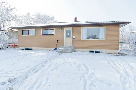 - RENOVATED - CLOSE TO TRANSIT & SHOPPING - LEGAL SUITE