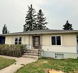 Inner City 3 Bedroom Home  Double Garage Extra Backyard Parking |Great Location