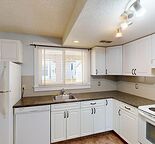 Well maintained 3 bedroom, 2 bathroom townhouse in Huntington Hills!