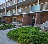 Heart of Sunnyside! 1 Bedroom on top floor with Balcony-Walk to train!
