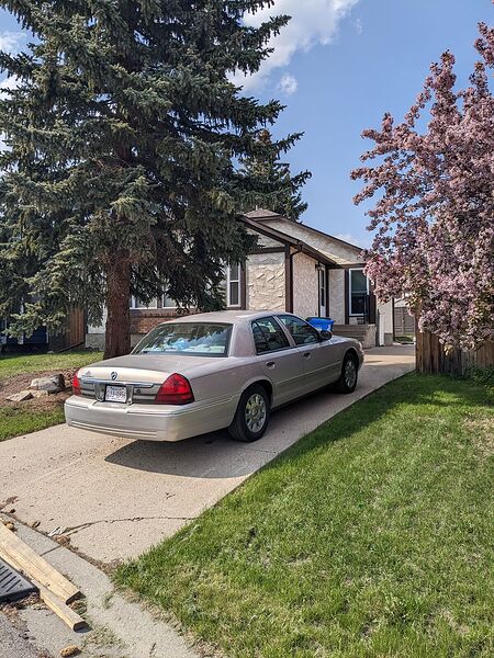 ENTIRE HOUSE + LEGAL BASEMENT SUITE – DEER RUN – $2,300 + UTILITIES