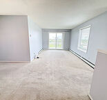 Bright 2 bed 1 bath Top Floor Corner unit | Utilities Included