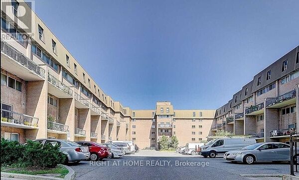 Row / Townhouse in Toronto (Pleasant View)
