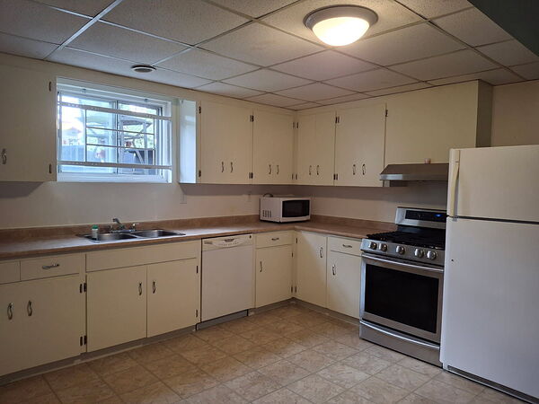 Spacious 2 Bedroom Lower Suite for rent in Renfrew