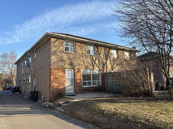 Two-Storey plus basement townhouse, 4 Bedrooms