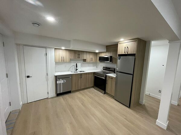 Brand NEW ONE BEDROOM SUITE (CLOSE TO SCHOOLS & BUS) - NEW KITCHEN APPLIANCES
