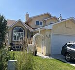 Professional spacious 2 bedroom house (upper level)