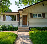 Beautiful 3 Bed 2 Bath Home In Brentwood! — Brentwood, Calgary