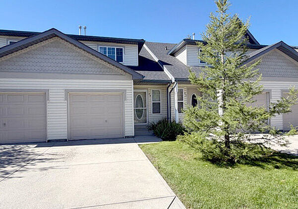 Fresh New Paint 3-Bedroom Townhouse- steps from Country Village Pond
