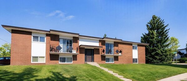 NEWLY RENOVATED! | 1 BED/1 BATH LOWER UNIT ACROSS FROM GOLF COURSE IN A QUIET BUILDING!