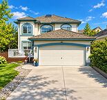 Main Floor Beautiful 3-Bedroom + Den Home in Valley Ridge