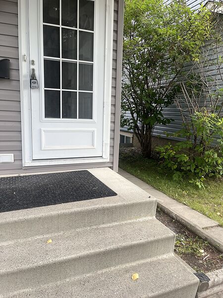 NEWLY RENOVATED 3 Bedrooms House 2.5 Bathrooms