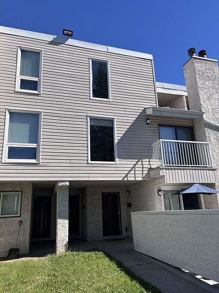 2Bed 1Bath townhome in Varsity!