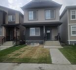 Beatiful cozy family house with a big plaza walking distance from the house. — Belvedere, Calgary